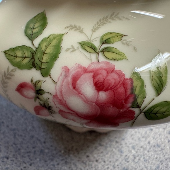 Rosenthal Courtship Sugar bowl & lid w/handle 5” pompadour - Picture 4 of 7